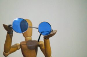 Figur mit Brille mit blauen Gläsern